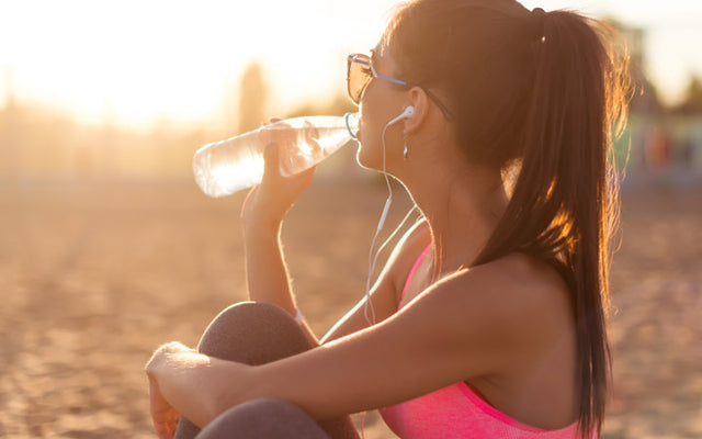 10 voordelen van water voor een geweldige huid + hoeveel moet je per dag drinken?