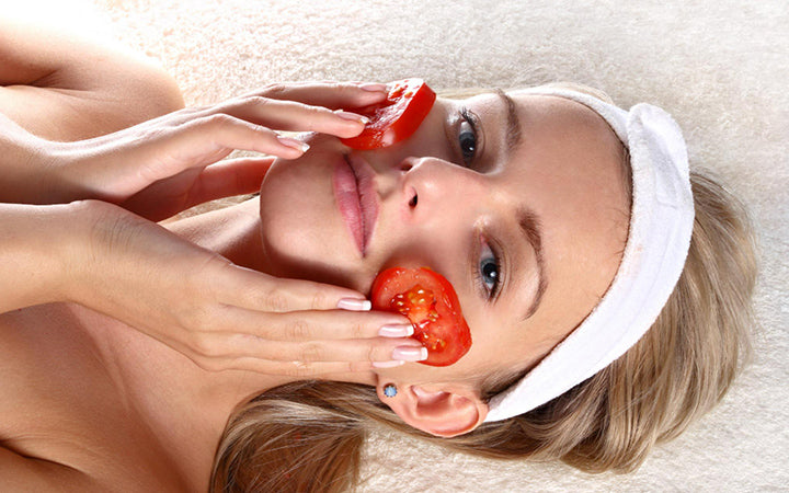 Vrouw met vers tomatenmasker