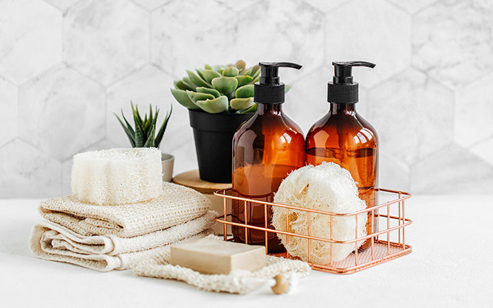 zeep shampooflessen katoenen handdoeken groen
