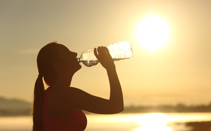 Vrouw die water drinkt om gehydrateerd te raken