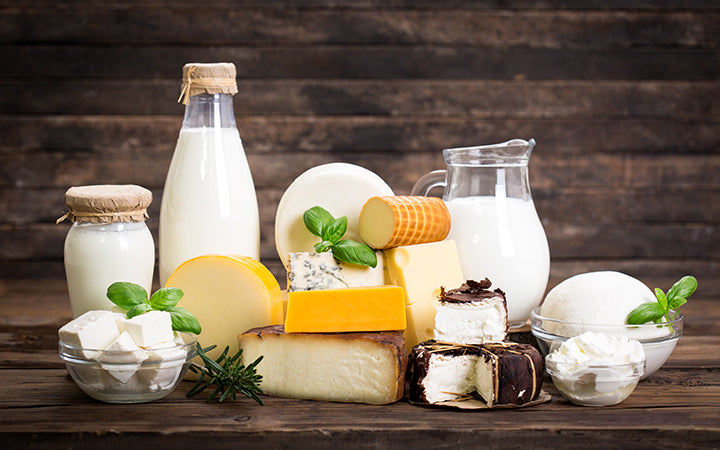 Diverse zuivelproducten zoals melk, wrongel en kaas