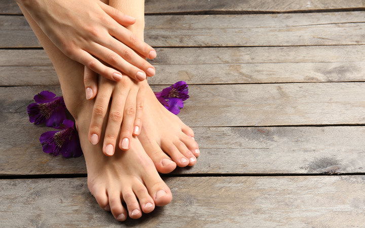 7 redenen voor een donkere huid rond nagels en hoe het te behandelen