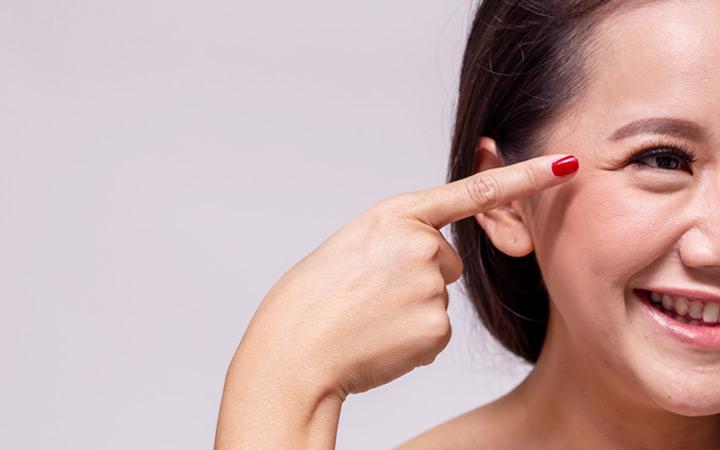 Dermatologisch aanbevolen manieren om zich te ontdoen van een droge huid rond uw ogen