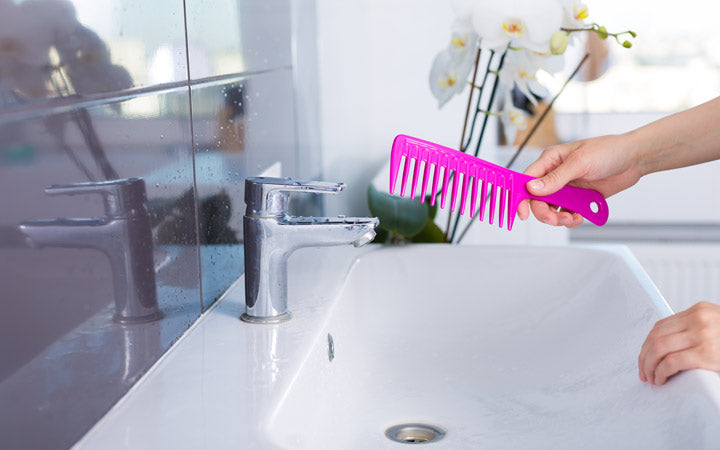 Hoe verschillende soorten haarborstels en kammen te reinigen - op de juiste manier
