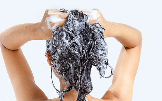 Het verschil begrijpen tussen haarreiniger en shampoo