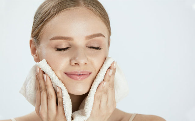Hoe je je gezicht op de juiste manier kunt reinigen om een helderdere huid te krijgen