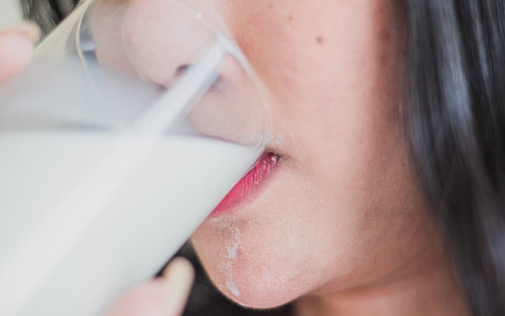 Veroorzaakt melk uw acne? Manieren om erachter te komen + oplossingen