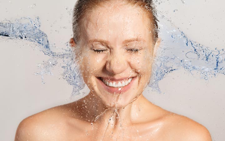 gelukkige schoonheid vrouw huidverzorging wassen