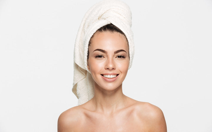 Vrouw witte handdoek op hoofd