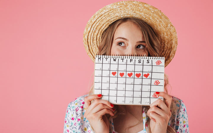 Vrouwelijke kalander toont kalender