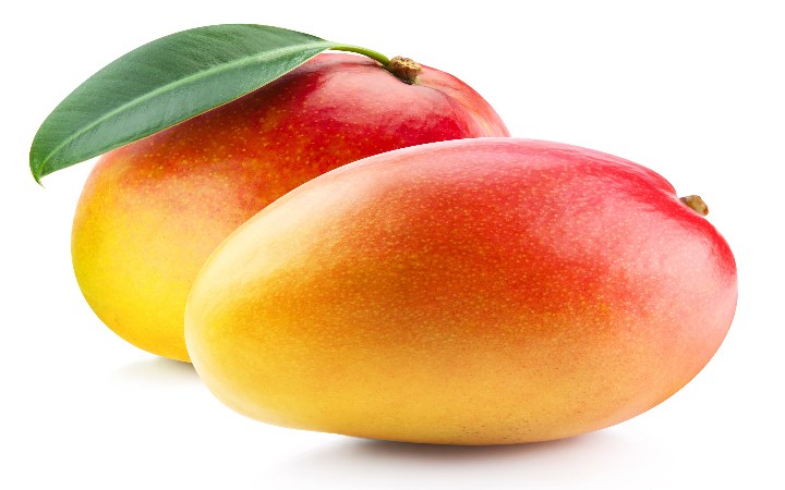 twee rijpe mango's op witte achtergrond