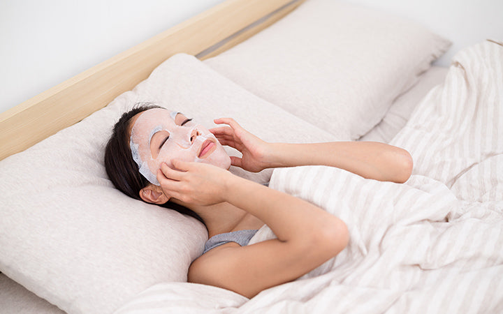 Hoe gebruik je een nachtelijk gezichtsmasker voor een stralende huid?