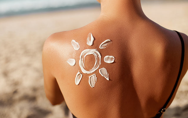 Hoe zonnebrandcrème van uw huid te verwijderen?