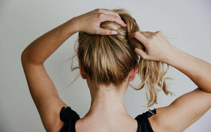 Hoe bescherm je je haar 's nachts om haaruitval te voorkomen?