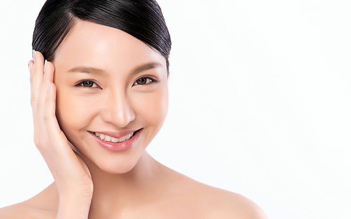 jonge Aziatische vrouw met schone frisse huid