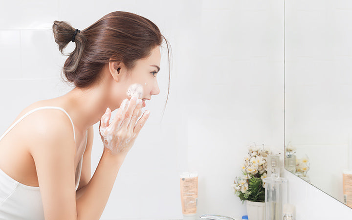 Vrouwen reinigt gezicht