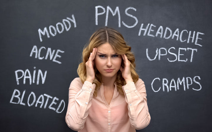 vrouw die hoofdpijn lijdt als gevolg van denkbeeldige problemen bij pms, hormonale onbalans