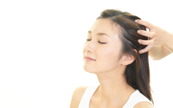 Hoe je je hoofdhuid kunt masseren voor haargroei en andere voordelen